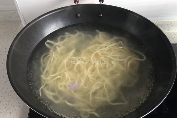火腿蔬菜炒面的做法图解2