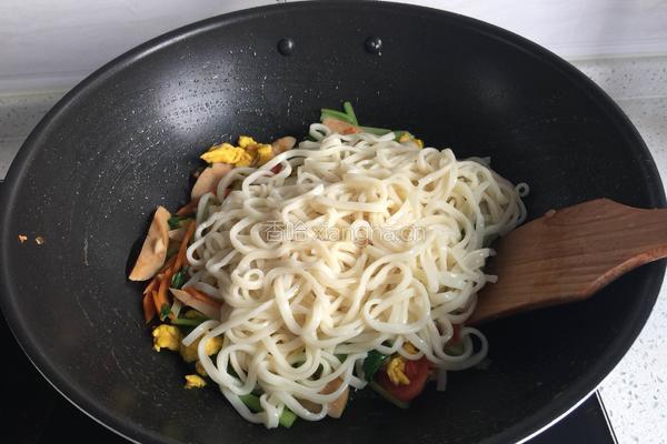火腿蔬菜炒面的做法图解6