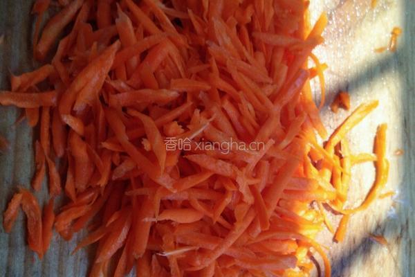 胡萝卜丝炒肉的做法图解1