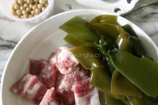 海带排骨汤的做法图解1