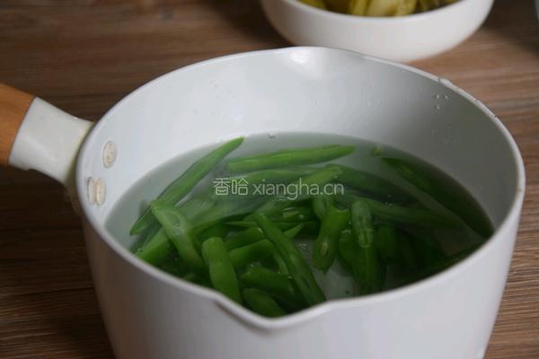 四季豆炒酸菜的做法图解4