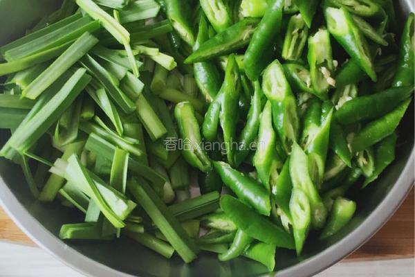 杭椒炒肉的做法图解1