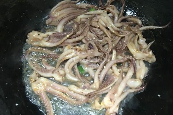 青椒鱿鱼的做法图解1