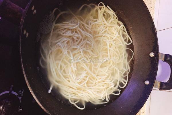海鲜青菜面的做法图解3