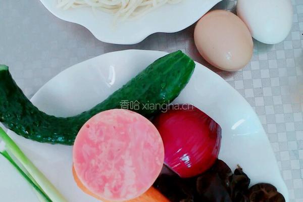 什锦火腿蛋炒面的做法图解1