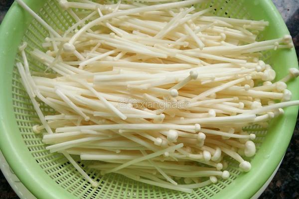 蒜蓉粉丝金针菇的做法图解1