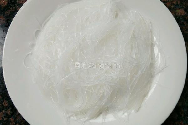 蒜蓉粉丝金针菇的做法图解2