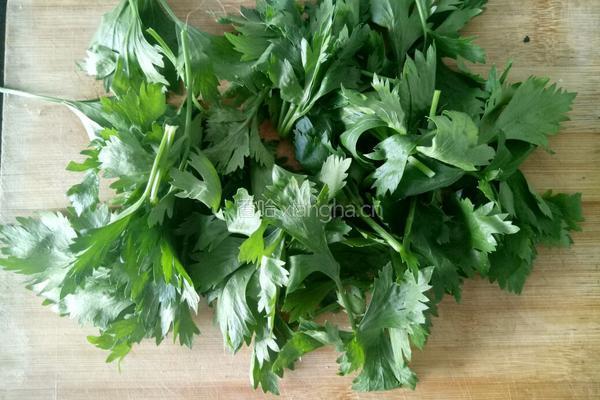 油炸芹菜叶的做法图解1