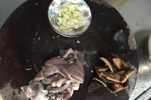 鱿鱼炒西兰花的做法图解2