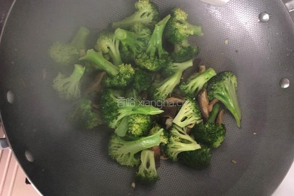 鱿鱼炒西兰花的做法图解4