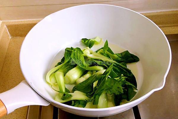 青岛#油菜菌菇豆腐汤#年夜饭#的做法图解2