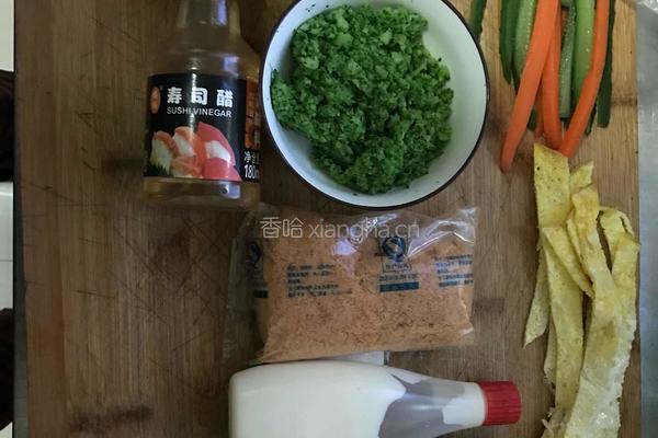 金枪鱼蔬菜包饭的做法图解1