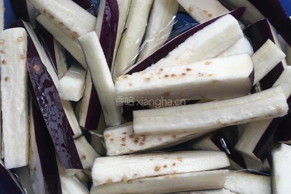 香菇鱿鱼丝烧茄子的做法图解1