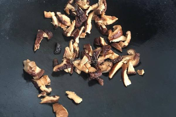 香菇鱿鱼丝烧茄子的做法图解2
