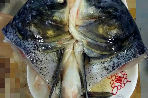 黄豆烧鳙鱼头的做法图解1