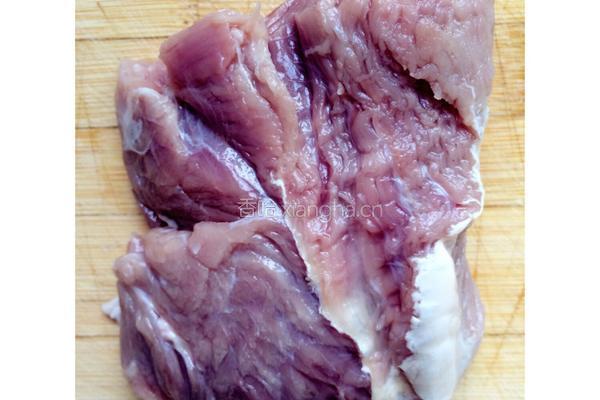 牛肉萝卜丁的做法图解1