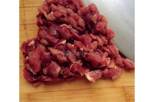 牛肉萝卜丁的做法图解2