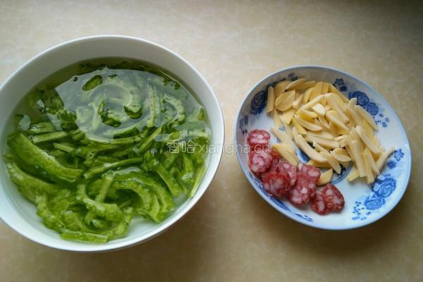 土豆腊肉炒苦瓜的做法图解1
