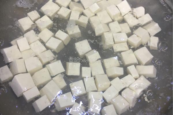 咸鱼、鸡粒豆腐煲的做法图解3