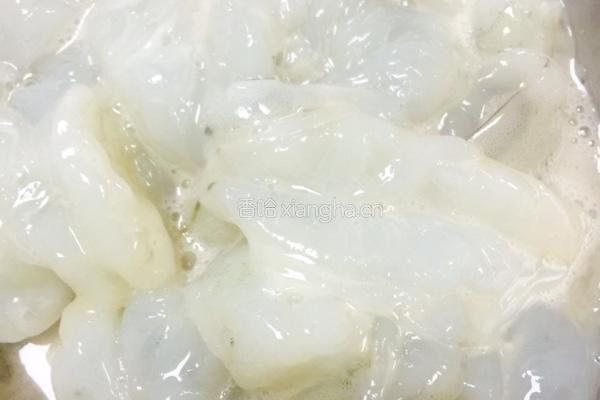 火龙果烩虾仁的做法图解1