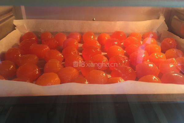 莲蓉蛋黄月饼的做法图解2