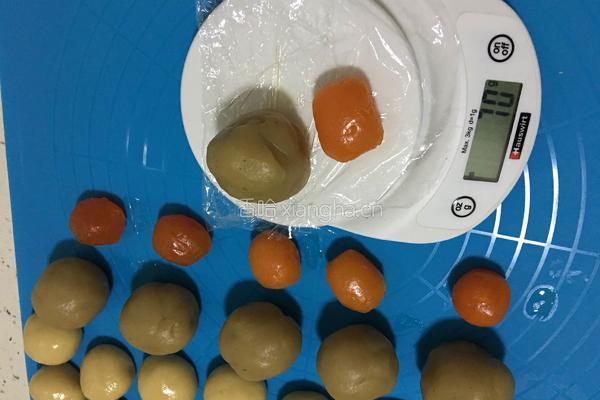 莲蓉蛋黄月饼的做法图解7