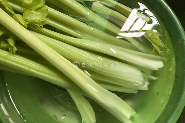 西芹炒肉/芹菜炒肉的做法图解1