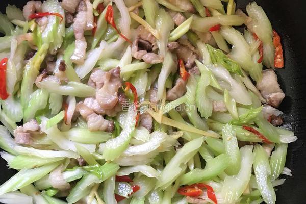 西芹炒肉/芹菜炒肉的做法图解9