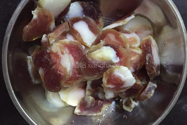 腊肠炒豇豆的做法图解2