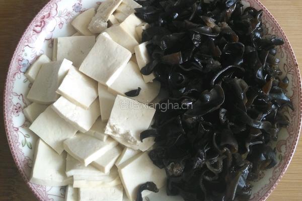 酸辣生汆肉丸汤的做法图解2