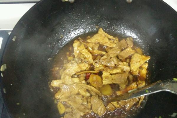 猪肉烩酸菜的做法图解3