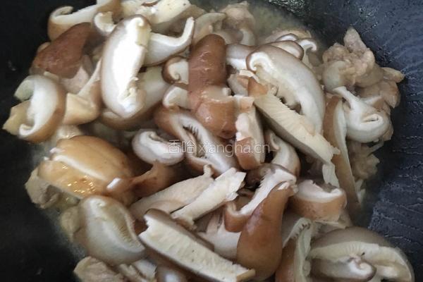 早餐组合（黄焖鸡米饭，萝卜紫菜汤）的做法图解5