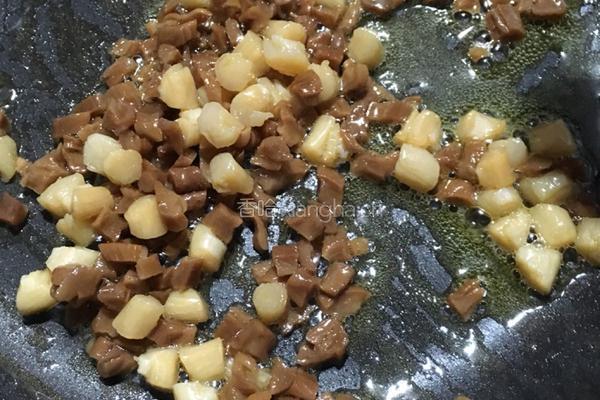 海鲜坚果蛋炒饭的做法图解5