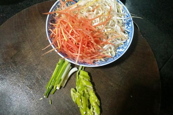 鸡蛋炒河粉的做法图解2