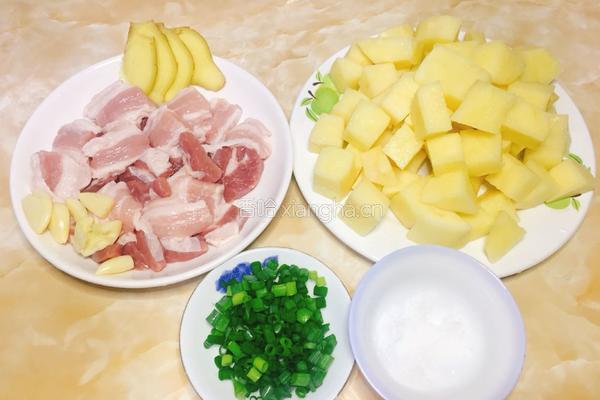 红烧土豆的做法图解1