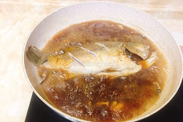 红烧鲈鱼的做法图解3