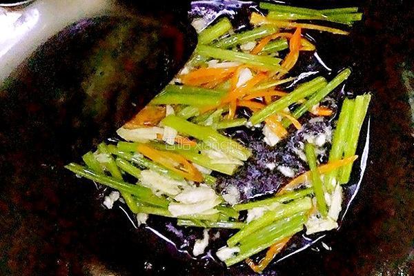 洋葱芹菜拌木耳的做法图解5