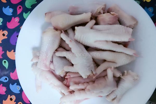 香辣鸡爪煲的做法图解1