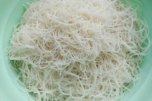 青南瓜炒粉丝的做法图解2
