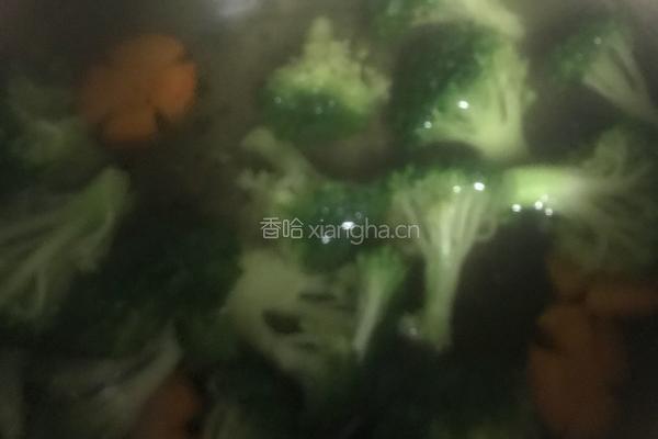 鲜虾肥牛蔬菜饭的做法图解1