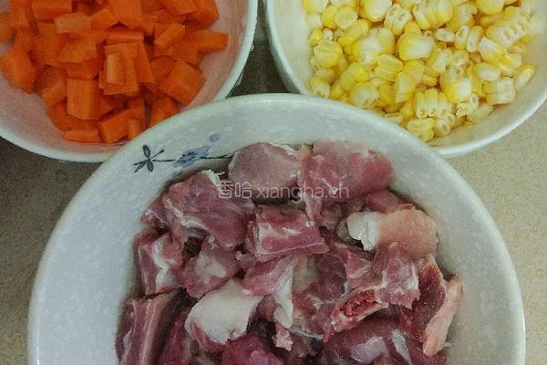 排骨焖饭的做法图解1