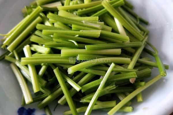 芹菜炒粉的做法图解1