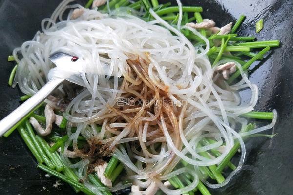 芹菜炒粉的做法图解8