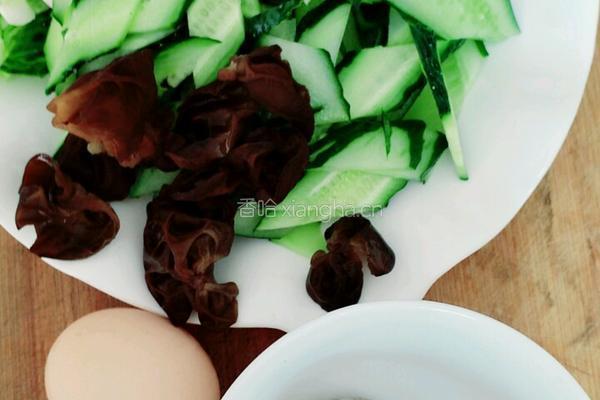青瓜鸡蛋炒虾仁的做法图解1