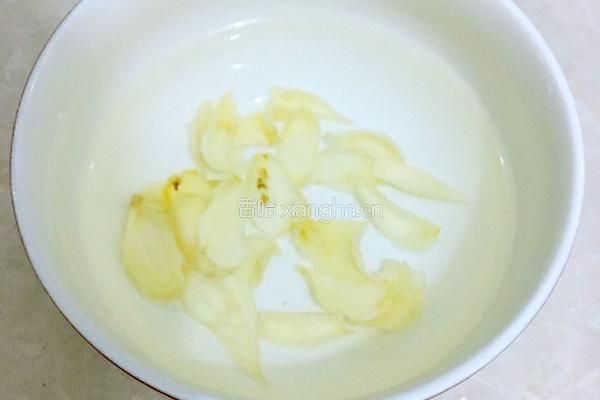 青椒炒小毛鱼干的做法图解2