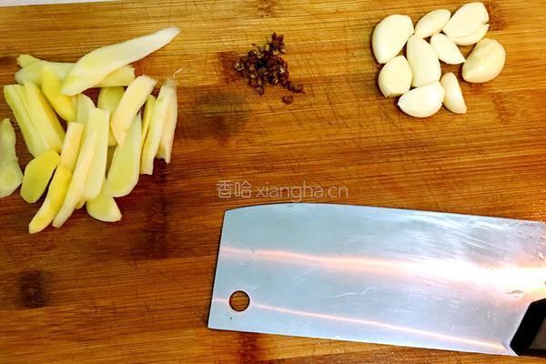 青椒炒小毛鱼干的做法图解4