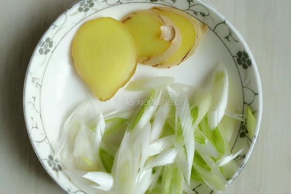 葱香可乐鸡翅的做法图解2