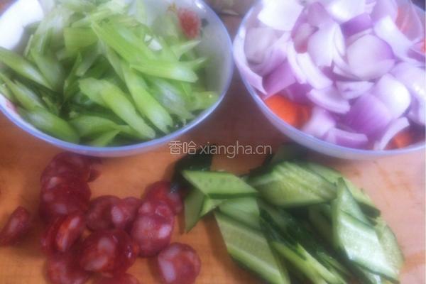 腊肠炒蔬菜的做法图解1