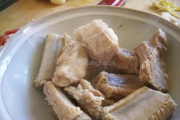 排骨炖土豆的做法图解1