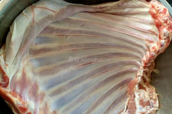 炭烤羊排的做法图解1